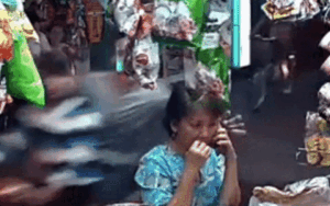 2 nam thanh niên áp sát, nhanh tay giật điện thoại trên tay khiến người phụ nữ ngã nhào xuống đường