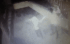 Tức giận vì con không nghe lời, người cha dùng vật cứng bạo hành bé trai 8 tuổi