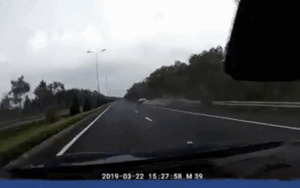 Rùng mình clip ô tô lao qua dãi phân cách, đối đầu xe 7 chỗ khiến 4 người thương vong