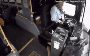 Bị ô tô đâm với tốc độ cao, hành khách trên xe buýt bay khỏi ghế ngồi