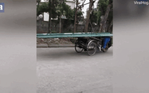 Lái xe khi nằm dưới các tấm lợp, người đàn ông Việt Nam khiến báo Tây 'choáng váng'