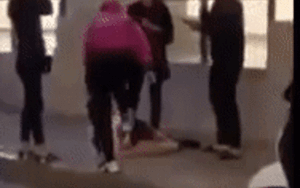 Cặp kè với chồng người ta, hot girl bị đánh ghen dã man: 'Mày nói chị tao không biết giữ chồng à!'