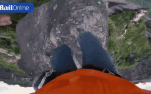 'Đứng tim' cảnh nhảy từ thác nước cao nhất thế giới