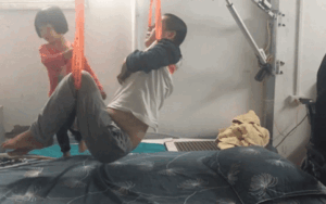 Con gái nhỏ một mình chăm sóc người cha kỹ sư bị liệt tứ chi khiến cộng đồng mạng rơi nước mắt