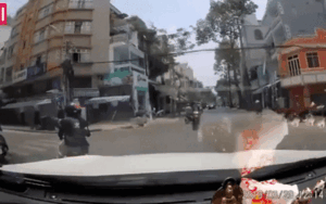 Mải 'tán gẫu', nữ ninja bị ô tô tông thẳng hất văng khỏi xe máy