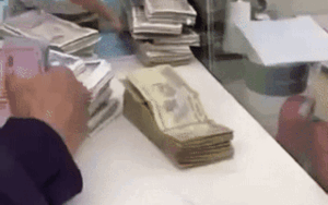 Nghẹn ngào cảnh người mẹ nghèo đếm từng đồng bạc lẻ để gửi cho con ăn học phương xa