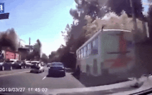 Kinh hoàng khoảnh khắc con tin với 2 tay bị trói nhảy ra khỏi ô tô khi xe đang di chuyển trên đường