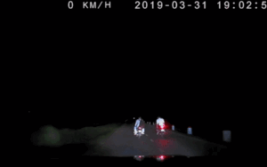 Clip: Nhóm 8 thanh niên đầu trần, chạy xe máy dàn hàng ngang trên đường thách thức tài xế ô tô gây bức xúc