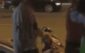 Tài xế taxi bị người nhà của nam thanh niên đi xe máy đấm vào mặt sau vụ va chạm nhỏ gây bức xúc