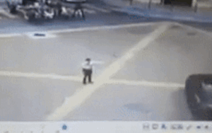 Bị ô tô đâm văng ra xa, nam cảnh sát vẫn đứng dậy đi lại bình thường