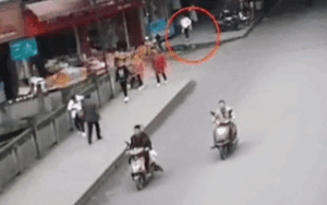 Kinh hoàng cảnh người mẹ thản nhiên vứt con vào thùng rác giữa chốn đông người