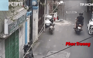 Cô gái trẻ bị 2 nam thanh niên giật túi xách trên tay, bất lực nhìn chúng tẩu thoát