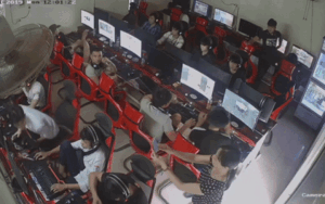 Phát hiện con trai mải mê chơi điện tử, người mẹ rút điện thoại ra quay clip và hành động sau đó của cậu con trai