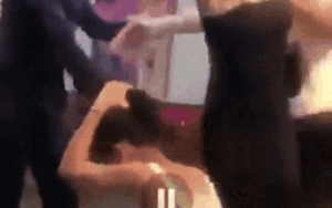 Đánh ghen kinh hoàng: Đập đầu, giật tóc túi bụi tình địch trong quán trà sữa, người can ngăn cũng bị vạ lây