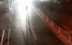 Kéo vợ ra giữa đường lúc sáng sớm để thử lòng, người chồng nhận cái kết đắng