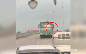 Clip: Phát hiện tài xế xe tải cố tình cho xe chạy lùi để bỏ trốn, chiến sĩ CSGT trèo lên cửa xe yêu cầu xuống làm việc