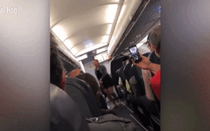 Say rượu rồi lên máy bay, người phụ nữ hết chửi tục lại ngoáy mông với hành khách