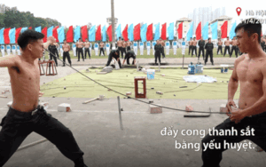 Cảnh sát cơ động dùng mắt đẩy cong thanh sắt