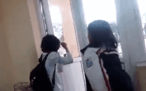 Clip: Nữ sinh bị bạn đạp vào mặt, đấm túi bụi vì 'xin tiền không cho' trước sự chứng kiến, cười cợt của nhiều học sinh