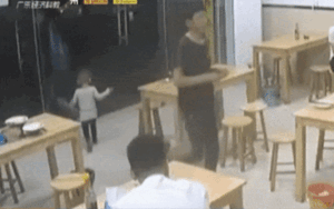 Thiếu 3 nghìn để trả tiền bát mỳ, ông bố lấy con gái 2 tuổi ra gán nợ cho quán ăn