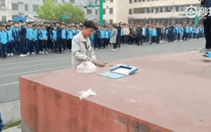 Clip: Học sinh tự cầm búa đập nát điện thoại vì mang tới lớp