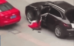 Cãi nhau, gã trai nhà giàu lái siêu xe chèn qua người bạn gái