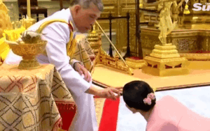 Lý do Hoàng hậu quỳ rạp người trước Nhà vua Thái Lan trong lễ sắc phong