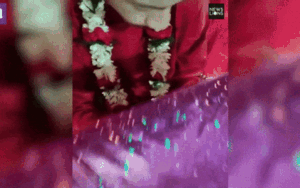 Ngồi cạnh cô dâu nhưng vẫn chăm chú chơi điện thoại, hành động sau đó của chú rể còn đáng chê trách hơn