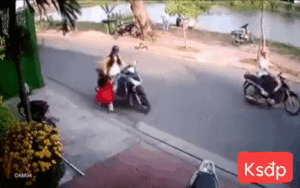 Thót tim clip: Mẹ quên tắt máy, con gái nghịch dại vặn tay ga phóng xe vun vút khiến bé ngã nhào ra đường