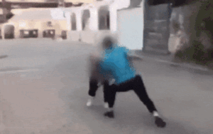 Kinh hoàng cảnh 2 nữ sinh 'xử đẹp' nhau, thái độ của người xung quanh còn đáng sợ hơn