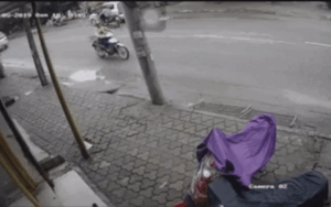 Kinh hoàng clip tài xế mở cửa xe ô tô thiếu quan sát gây tai nạn thương tâm