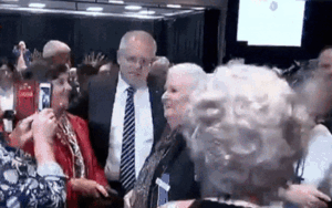 Thủ tướng Úc bị ném trứng vào đầu trong lúc vận động tranh cử