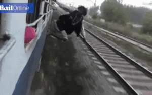 Liều lĩnh nhoài người ra ngoài tàu hỏa đang chạy để quay phim, người đàn ông nhận bài học nhớ đời