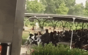 Bác bảo vệ có tâm nhất hệ mặt trời: Đội mưa che ô cho từng bạn sinh viên khiến ai cũng ấm lòng