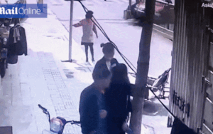 Đứng đứng duỗi chân trên vỉa hè, người phụ nữ suýt bị 'xe điên' đâm