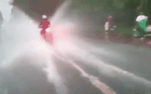 Clip gây phẫn nộ: Thanh niên phóng mô tô như bay trên đường ngập úng khiến nhiều người ướt sũng