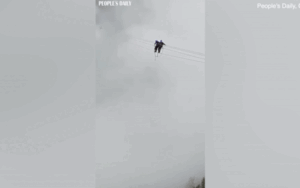 Kinh hoàng cảnh thợ điện đi trên dây điện cao thế