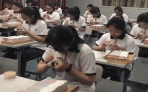 Sinh viên ngành ngân hàng đếm cả cọc tiền nhanh như máy khiến người xem hoa mắt