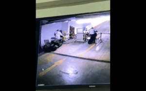 Người đàn ông đột nhập hầm chung cư trộm xe SH rồi ngang nhiên phóng qua chốt bảo vệ để tẩu thoát