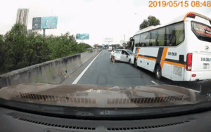 Clip ô tô 4 chỗ cố tình lấn làn chèn ép xe khách bị húc xoay đầu, thanh niên trên ô tô còn giở thói côn đồ