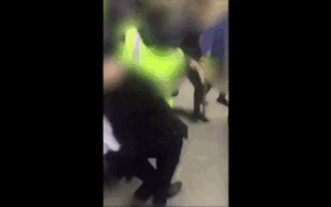 Nhóm nam sinh đánh nhau trong trường học như dân giang hồ chợ búa