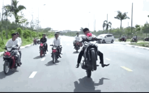 Clip 'soái ca' trình diễn màn bốc đầu xe ngay trước đoàn rước dâu nhưng lại nhận cái kết bẽ bàng