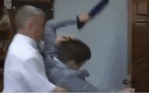 Bị hỏi về căn biệt thự mới xây, quan chức Nga thẳng tay quật ngã phóng viên