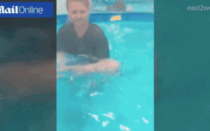 Huấn luyện viên bơi chúc đầu trẻ xuống bể nước: Người cáo buộc tra tấn, kẻ khen ngợi hết lời