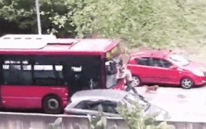 Cố tình đứng chặn đường khiêu khích, người đàn ông bị xe buýt đâm thẳng, dồn ngã vào góc