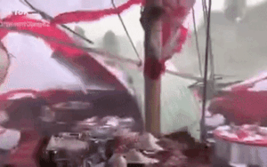 Tốn bao công sức chuẩn bị đám cưới, cơn mưa lớn bất ngờ kéo đến khiến khung cảnh tan tành đến xót xa