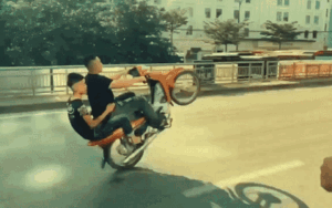 Bức xúc clip quái xế bốc đầu xe, phóng vun vút khắp đường phố Hà Nội trong sự cổ vũ nhiệt tình của người quay phim