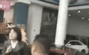 Bỏ tiền tỷ mua ô tô nhưng vớ phải xe 'rởm', nữ khách hàng ngồi lên nóc xe khóc lóc ăn vạ