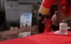 Chú rể đánh bố vợ ngay trong đám cưới, lý do phía sau khiến ai cũng lắc đầu ngao ngán