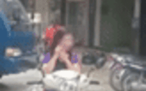 Đứng giữa đường 'buôn' điện thoại mặc xe cộ bấm còi inh ỏi, người phụ nữ còn khoát tay ra hiệu mọi người… chờ chút